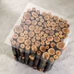 Table en bois rond avec plateau en verre