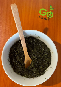 La préparation du pesto d'orties